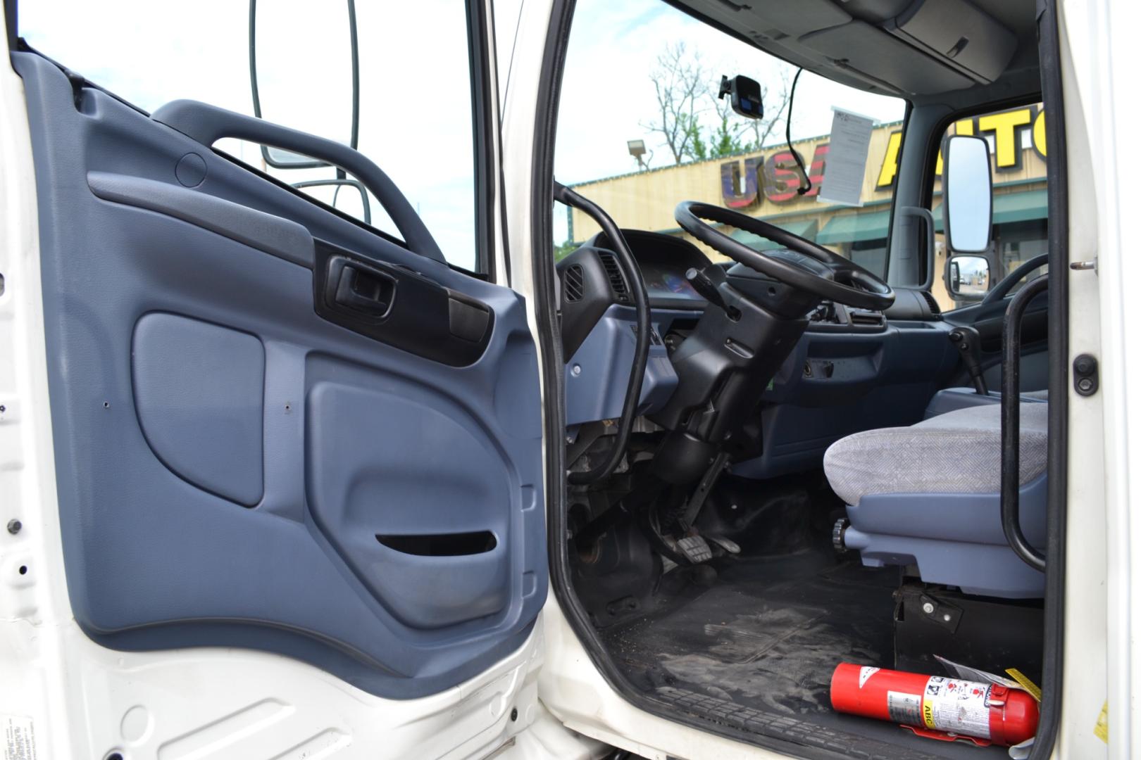 2007 WHITE /BLACK HINO 165 with an J05D-TA 5.1L 175HP engine, ALLISON 6SPD AUTOMATIC transmission, located at 9172 North Fwy, Houston, TX, 77037, (713) 910-6868, 29.887470, -95.411903 - Photo#15